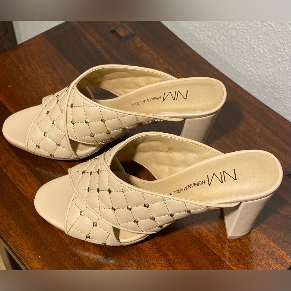 NIB Neiman Marcus Bodile Ecru Nappa